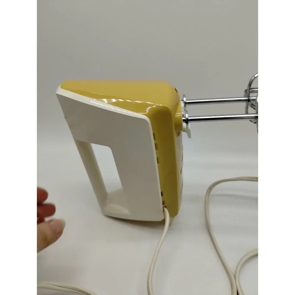 Vintage Hamilton Beach Scovill Mixette Model 97G Harvest Gold Hand Mixer